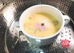 Illustration of how to make peach blossom egg custard 8