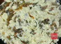 Illustration of how to make mushroom, seaweed and egg drop soup 13