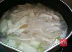Illustration of how to make seafood noodles 7