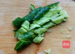 Illustration of how to mix cucumbers and onions with fungus 2