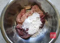 Illustration of how to make spleen-strengthening pork belly soup 6