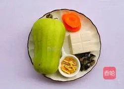 Illustration of how to make luffa, tofu and fungus soup 1