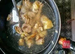 Illustration of how to make mushroom stewed chicken 4