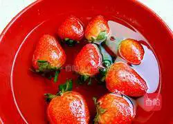 Illustration of how to make strawberry yogurt cup 2