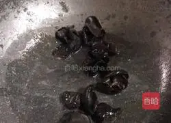 Illustration of how to make fried macaroni with lean meat 3