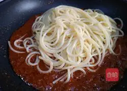 Illustration of how to make tomato meat sauce pasta 8