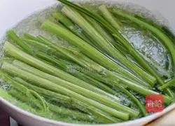Illustration of how to make pork and celery fried dumplings 4