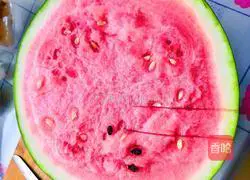 Illustration of how to make watermelon juice 1