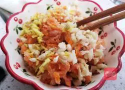 Illustration of how to make carrot, shrimp, meat and vermicelli buns 6