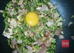 Illustration of how to make minced meat, eggs and fried onions and beans 4