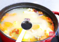 Illustration of how to make carrot, corn and chicken soup 12