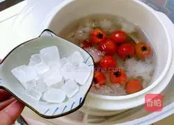 Illustration of how to make hawthorn and white fungus soup 9