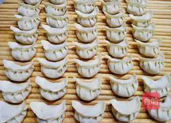 Illustration of how to make fresh meat dumplings 11