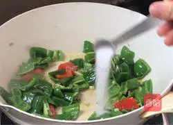 Illustration of how to stir-fry preserved eggs and green peppers 7