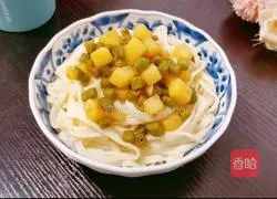 Illustration of how to make braised noodles with potatoes and cowpeas 14