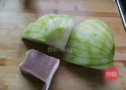 Illustration of how to make bacon and winter melon soup 1
