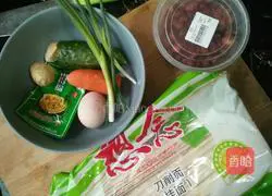 Illustration of how to make a large bowl of wide noodles 1