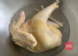 Illustration of how to make fresh ginseng stewed chicken soup 2