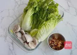 Illustration of how to make lettuce and meatball soup 1