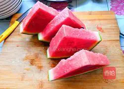 Illustration of how to make watermelon juice 1