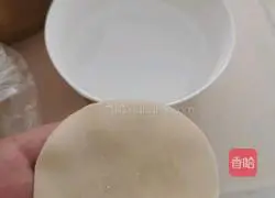 Illustration of how to make celery and pork dumplings 3