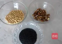 Illustration of how to make black sesame and walnut soy milk 1