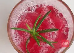 Illustration of how to make cranberry drink with horseshoe popping beads 8