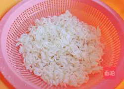 Illustration of how to make sausage and egg fried noodles 3