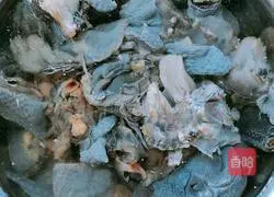 Illustration of how to make black chicken soup 1