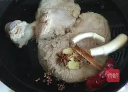 Illustration of how to make minced pork with garlic paste 5