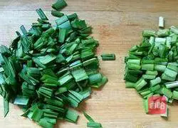 Illustration of how to make shrimp skin, egg and leek soup 3