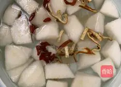 Illustration of how to make tangerine peel and snow pear soup for cough relief 5