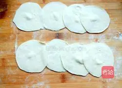 Illustration of how to make Hebei mutton and green onion dumplings 3