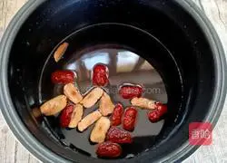 Illustration of how to make nourishing longan, red dates and black rice soup 6