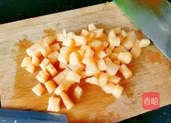 Illustration of how to make healthy cantaloupe and dragon fruit sweet soup 4