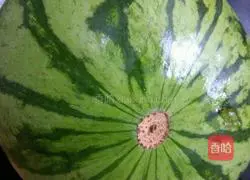Illustration of how to make scrambled eggs with watermelon rind 1