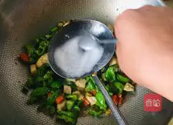 Illustration of how to cook diced chicken with green pepper 6