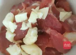 Illustration of how to make the ground-breaking Jincao (fried lean meat with Chiba tofu) 2