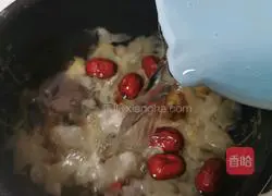 Recipe for Tremella Peach Gum Nourishing and Beauty Soup 11