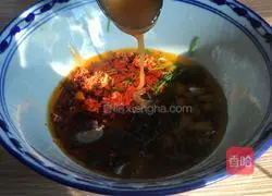 Illustration of how to make spicy and sour cucumber noodles 6