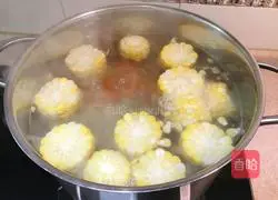 Illustration of how to make braised pork ribs with carrots, horseshoes and corn 8