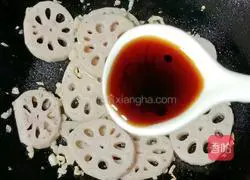Illustration of how to make fried pork slices with lotus root and yuba 16