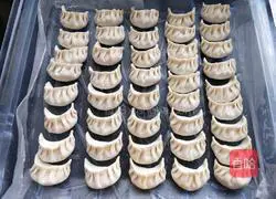 Illustration of how to make leek and pork dumplings 14