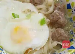 Illustration of how to make hot noodles with meatballs and eggs 9