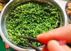 Illustration of how to make big meat dumplings with chives and sprouts 10