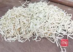 Illustration of how to make braised noodles 9