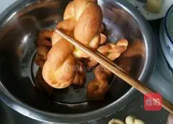 Illustration of how to make milky twist 7