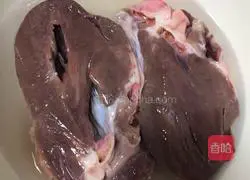 Illustration of how to tear pig hearts by hand 1