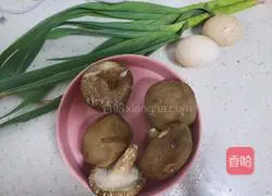 Illustration of how to make scrambled eggs with mushrooms 1