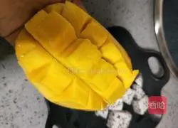 Illustration of how to fish milk sago and fruit 8